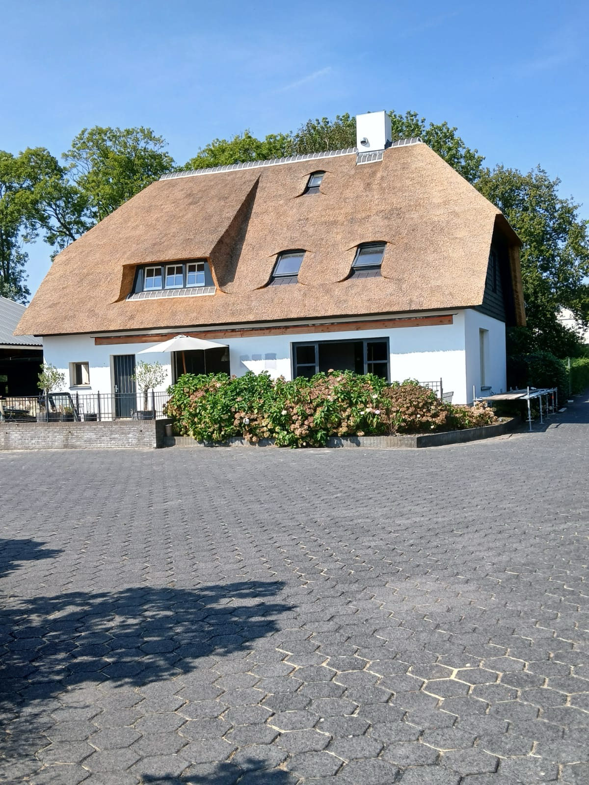 Woonhuis met dakkapel en dakramen