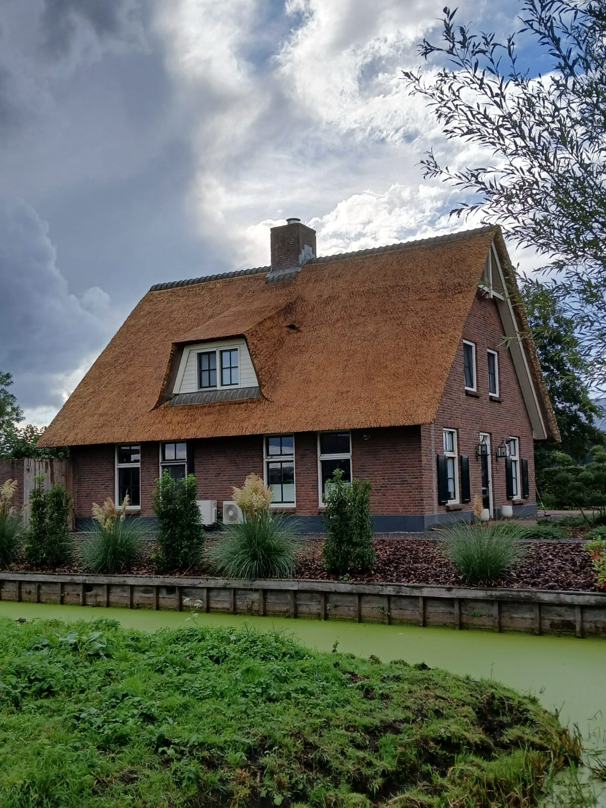 Rieten dak aan de waterkant