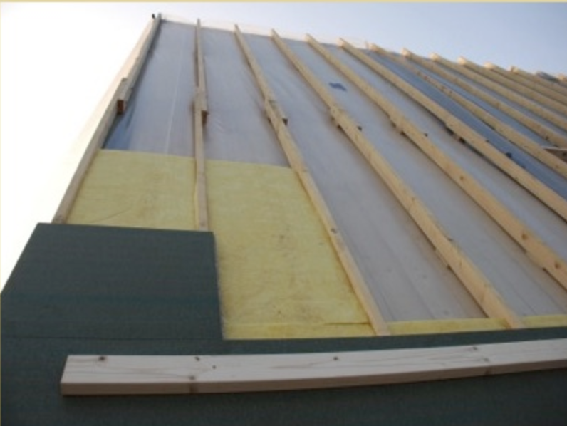 Houten dakconstructie met panlatten in aanbouw