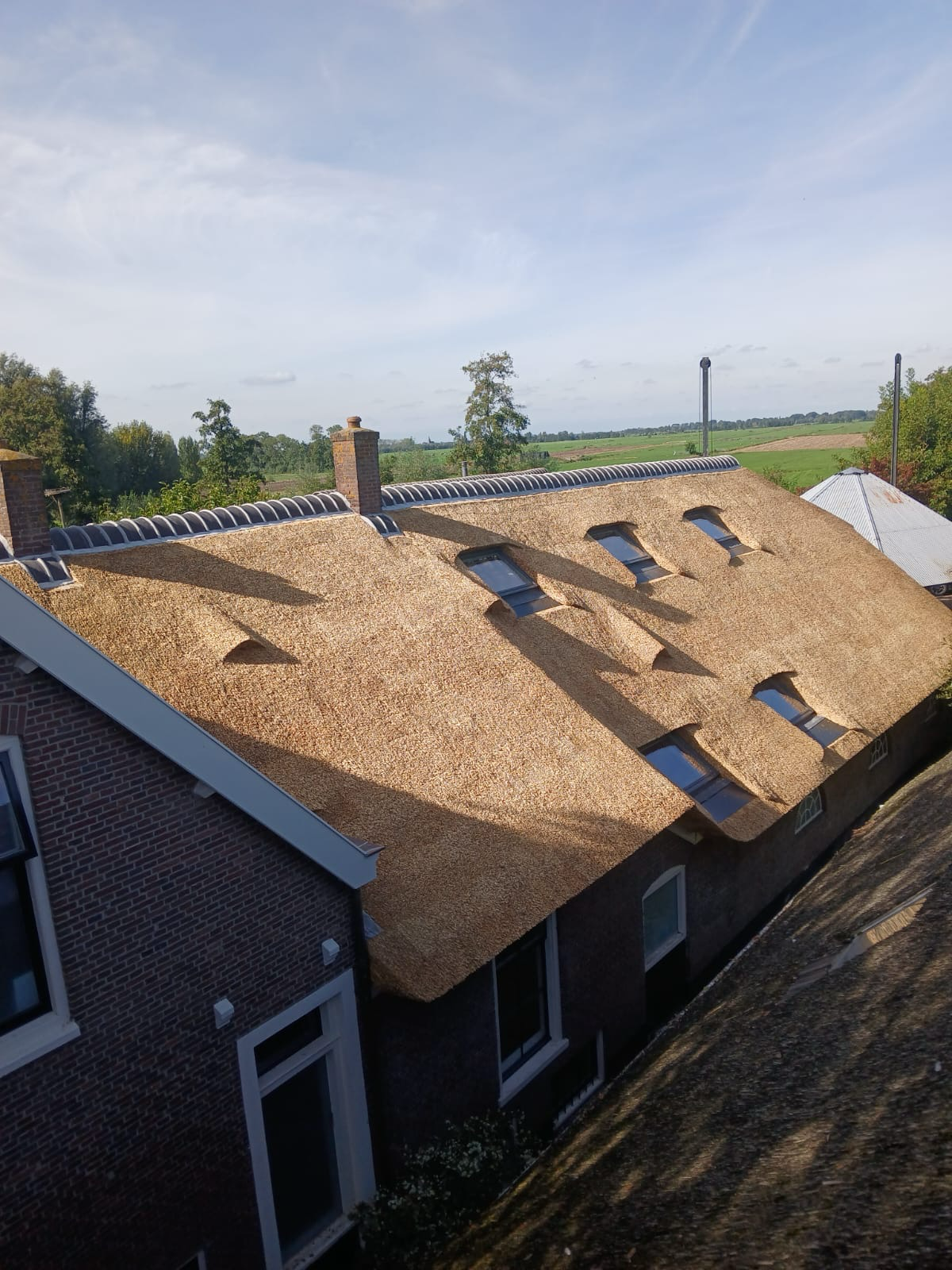 Grote schuur met nieuwe dakkapellen
